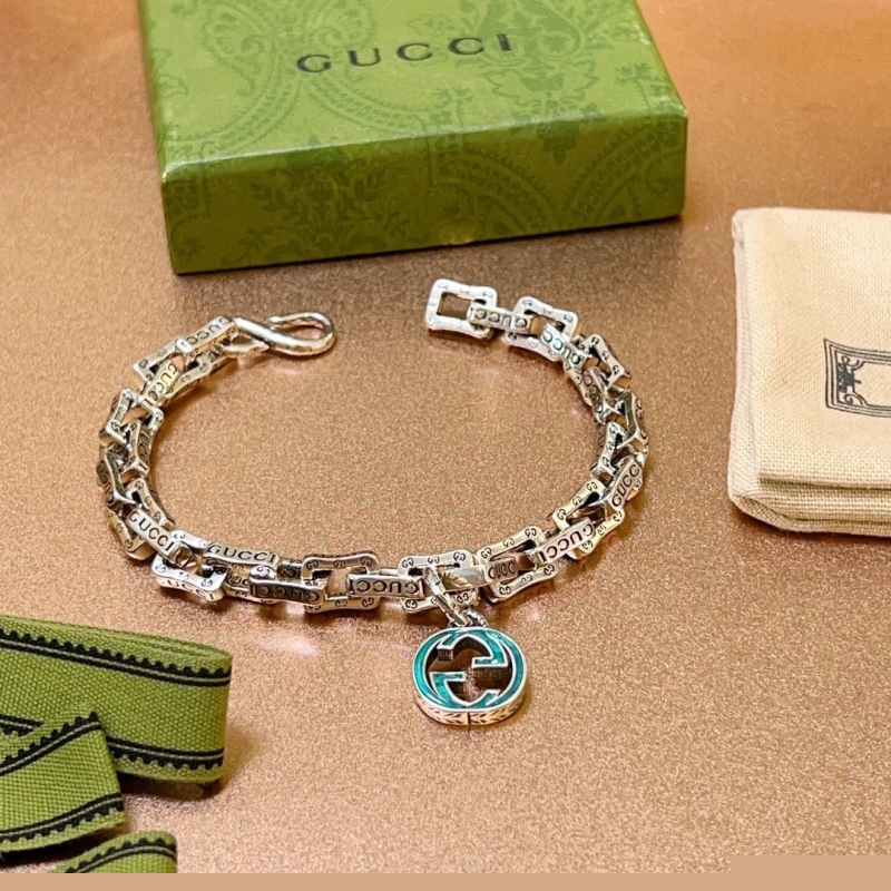 G*u*i bracelets